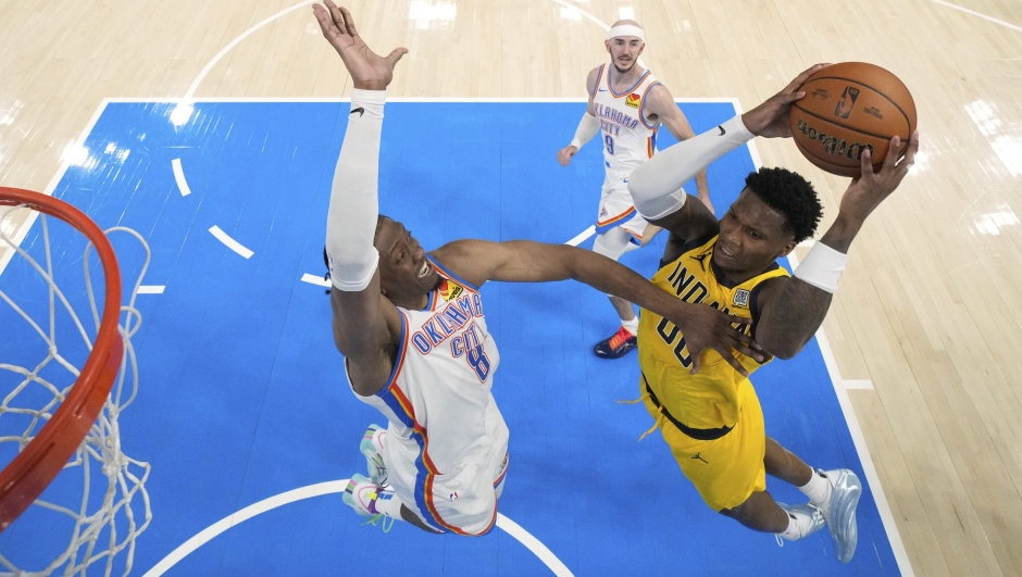 Indiana Pacers guard Bennedict Mathurin (00) shoots against Oklahoma City Thunder forward Jalen Williams (8) during the second half in Game 1 of the NBA Finals basketball series Thursday, June 5, 2025, in Oklahoma City. (Kyle Terada/Pool Photo via AP) Associated Press / LaPresse Only italy and spain