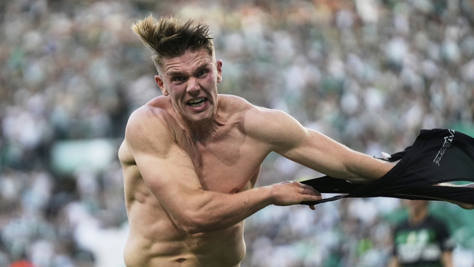 Sporting's Viktor Gyokeres celebrates after scoring his side's second goal during the Portuguese league last round soccer match between Sporting CP and Vitoria SC at the Alvalade stadium in Lisbon, Saturday, May 17, 2025. (AP Photo/Ana Brigida)