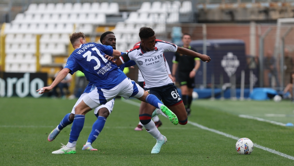 Genoa CFC's Honest Ahanor Como?s in action during the Serie A Enilive 2024/2025 soccer match between Como and Genoa at the Giuseppe Sinigaglia stadium in Como, north Italy - Sunday April 27 2025 Sport - Soccer. (Photo by Antonio Saia/LaPresse)