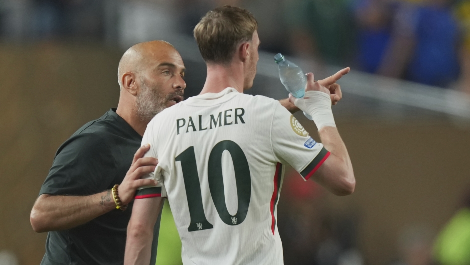 Chelsea coach Enzo Maresca, left, gives instructions to Cole Palmer during the Club World Cup quarterfinal soccer match between Palmeiras and Chelsea in Philadelphia, Friday, July 4, 2025. (AP Photo/Chris Szagola)