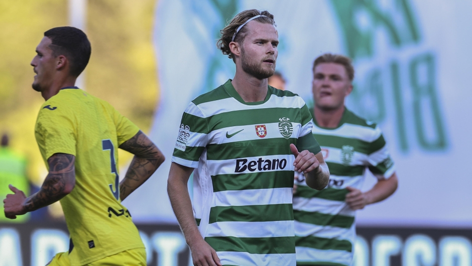 epa12262254 Sporting's Morten Hjulmand celebrates scoring the 1-0 goal during the Trofeu Cinco Violinos (Five Violin Trophy) soccer match between Sporting CP and Villarreal CF, in Oeiras, outskirts of Lisbon, Portugal, 25 July 2025. EPA/ANTONIO COTRIM