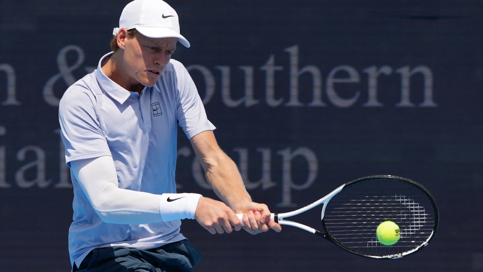  Jannik Sinner of Italy plays a backhand during the match against Adrian Mannarino of France during Day 7 of the Cincinnati Open at the Lindner Family Tennis Center on August 13, 2025 in Mason, Ohio.   Dylan Buell/Getty Images/AFP (Photo by Dylan Buell / GETTY IMAGES NORTH AMERICA / Getty Images via AFP)