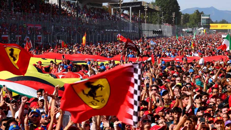  Fans flood the track after the race for the podium ceremony during the F1 Grand Prix of Italy at Autodromo Nazionale Monza on September 07, 2025 in Monza, Italy. (Photo by Clive Rose/Getty Images) *** BESTPIX ***