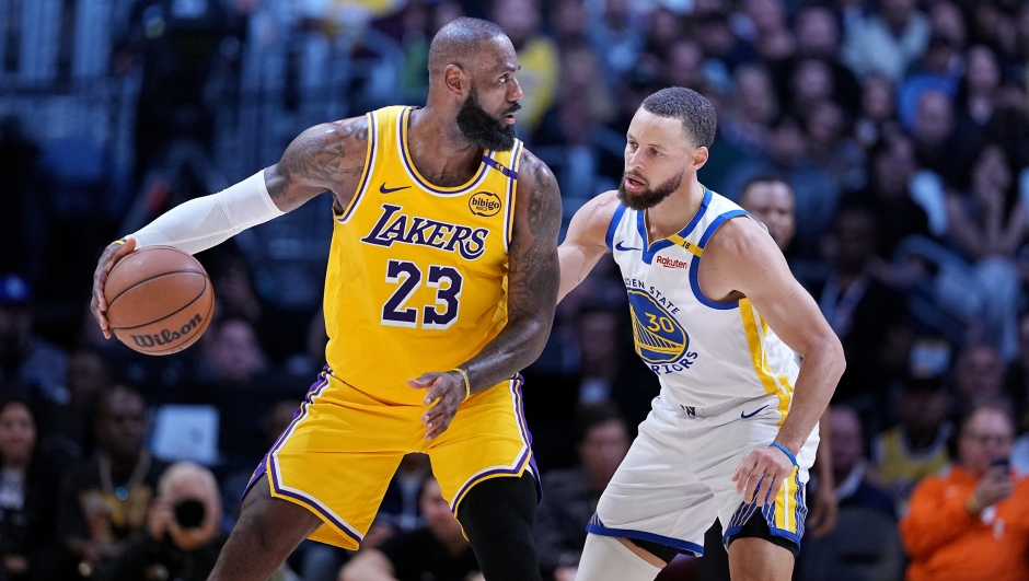  LeBron James #23 of the Los Angeles Lakers controls the ball against Stephen Curry #30 of the Golden State Warriors during the second half of a game at Crypto.com Arena on April 03, 2025 in Los Angeles, California. NOTE TO USER: User expressly acknowledges and agrees that, by downloading and or using this photograph, User is consenting to the terms and conditions of the Getty Images License Agreement.   Michael Owens/Getty Images/AFP (Photo by Michael Owens / GETTY IMAGES NORTH AMERICA / Getty Images via AFP)