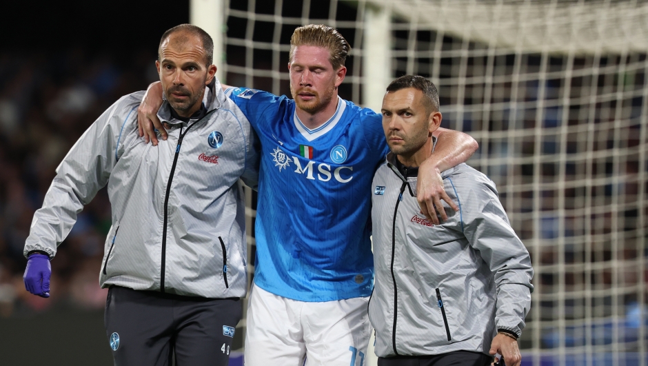 Napoli’s Kevin De Bruyne Injured  during the Serie A soccer match between Napoli and Inter  at the Diego Armando Maradona Stadium in Naples, southern italy - Saturday , October 25 , 2025. Sport - Soccer .  (Photo by Alessandro Garofalo/LaPresse)