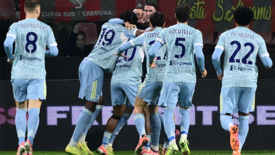 Juventus' Serbian Forward #18 Filip Kostic (C-L) celebrates scoring his team's first goal during the Italian Serie A football match between Cremonese and Juventus at the Giovanni Zini Stadium in Cremona on November 1, 2025. (Photo by MARCO BERTORELLO / AFP)