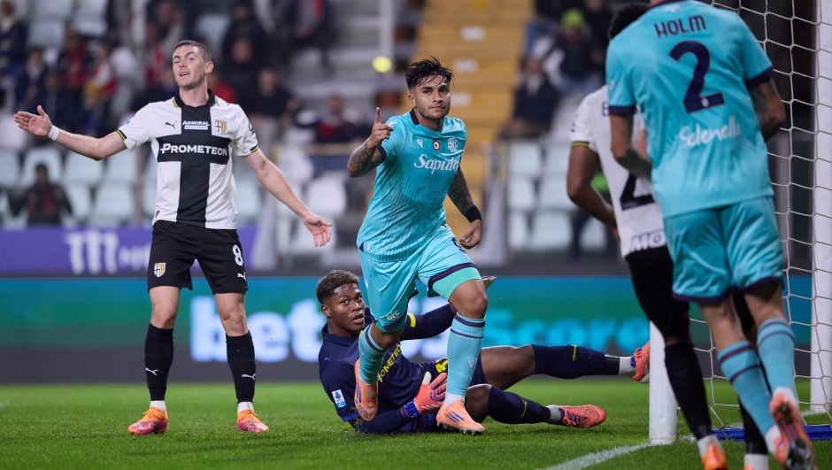  Santiago Castro of Bologna FC celebrates after scoring his team's first goal during the Serie A match between Parma Calcio 1913 and Bologna FC 1909 at Stadio Ennio Tardini on November 02, 2025 in Parma, Italy. (Photo by Emmanuele Ciancaglini/Getty Images)