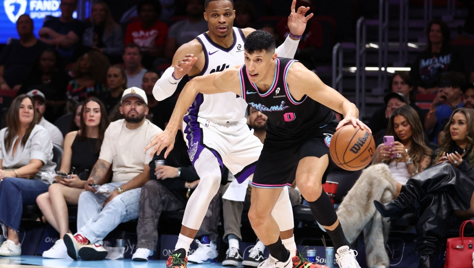 Simone Fontecchio #0 of the Miami Heat drives against Russell Westbrook #18 of the Sacramento Kings during the fourth quarter of the game at Kaseya Center on December 06, 2025 in Miami, Florida. NOTE TO USER: User expressly acknowledges and agrees that, by downloading and or using this photograph, User is consenting to the terms and conditions of the Getty Images License Agreement.   Megan Briggs/Getty Images/AFP (Photo by Megan Briggs / GETTY IMAGES NORTH AMERICA / Getty Images via AFP)