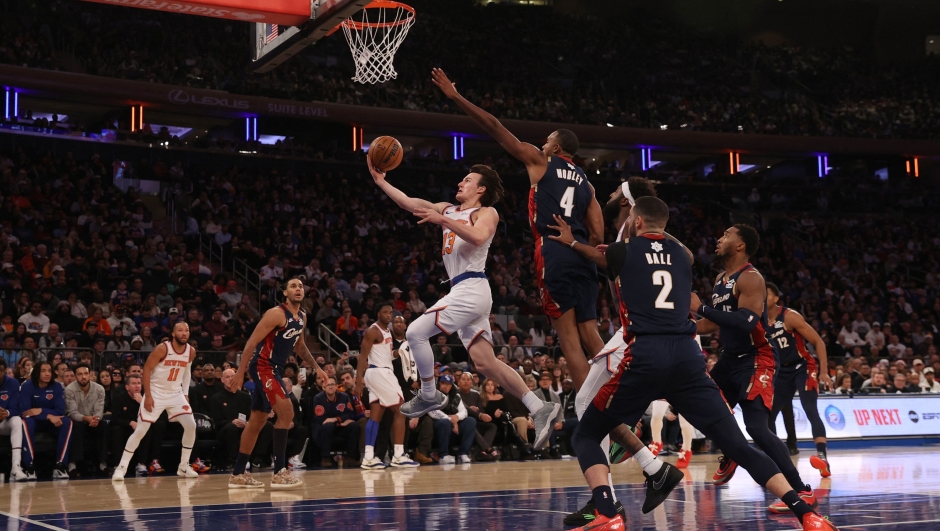  Tyler Kolek #13 of the New York Knicks drives to the basket against Evan Mobley #4 of the Cleveland Cavaliers during the third quarter at Madison Square Garden on December 25, 2025 in New York City. NOTE TO USER: User expressly acknowledges and agrees that, by downloading and or using this photograph, User is consenting to the terms and conditions of the Getty Images License Agreement.   Pamela Smith/Getty Images/AFP (Photo by Pamela Smith / GETTY IMAGES NORTH AMERICA / Getty Images via AFP)