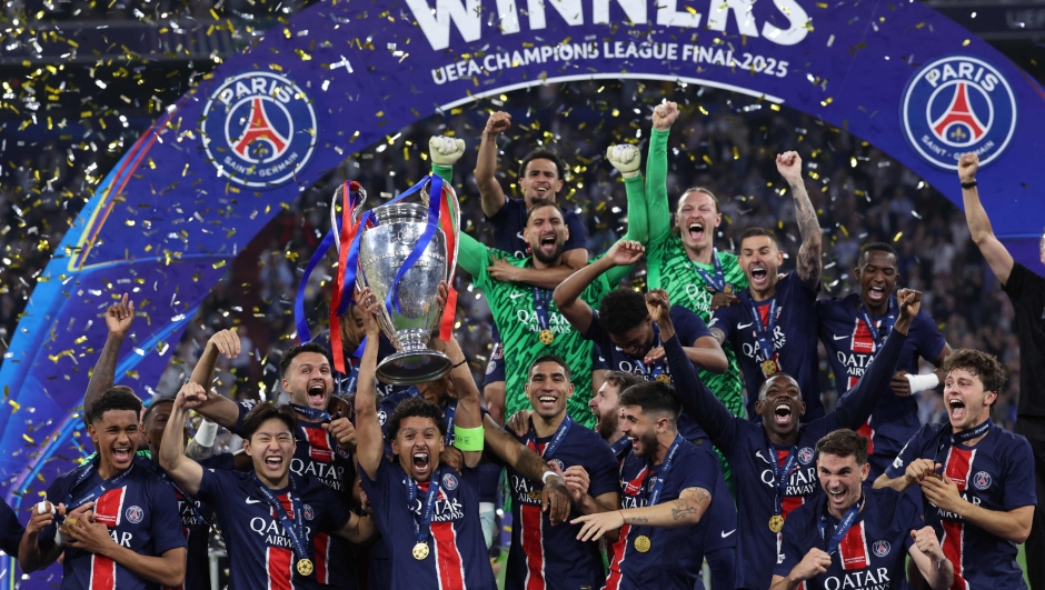 (FILES) Paris Saint-Germain's Brazilian defender #05 Marquinhos lifts the trophy as he celebrates with teammates winning the UEFA Champions League final football match between Paris Saint-Germain (PSG) and Inter Milan in Munich, southern Germany, on May 31, 2025. (Photo by FRANCK FIFE / AFP)