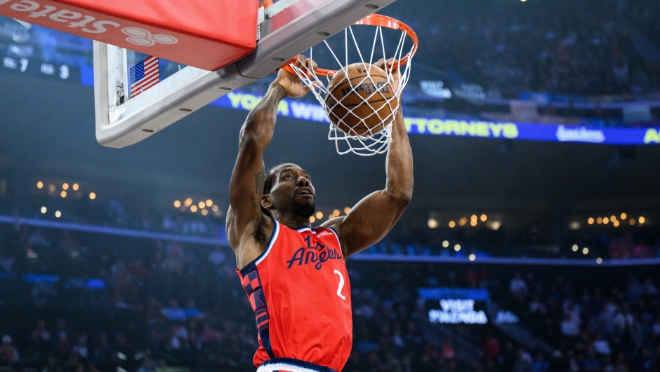 Los Angeles Clippers forward Kawhi Leonard dunks during the first half of an NBA basketball game, against the Utah Jazz, Thursday, Jan. 1, 2026, in Inglewood, Calif. (AP Photo/William Liang)