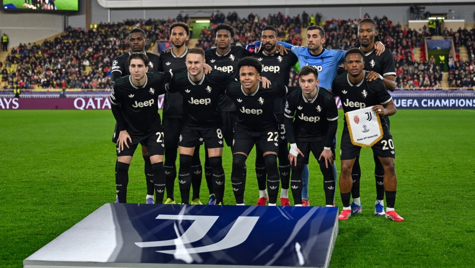 Juventus' players pose for the picture before the Champions League opening phase soccer match between Monaco and Juventus in Monaco, Wednesday, Jan. 28, 2026. (AP Photo/Philippe Magoni)