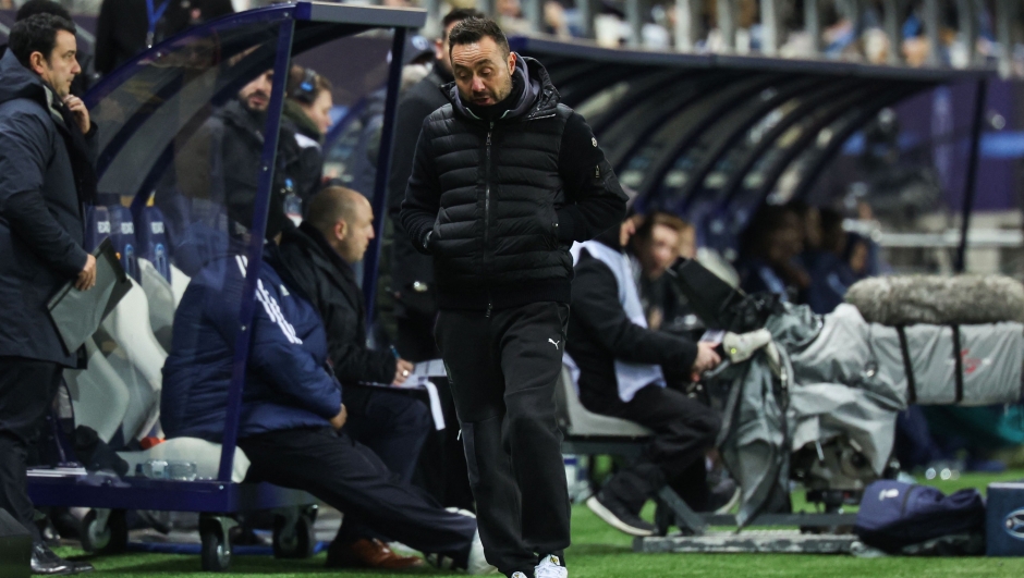 Marseille's Italian head coach Roberto De Zerbi reacts during the French L1 football match between Paris FC and Olympique de Marseille at the Stade Jean-Bouin in Paris on January 31, 2026. (Photo by Alain JOCARD / AFP)