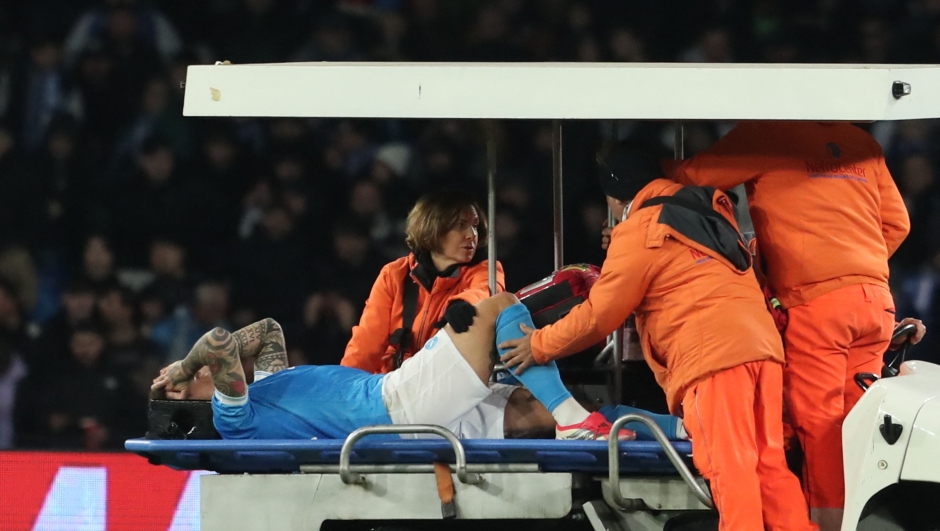 Napoli's Italian defender #22 Giovanni Di Lorenzo leaves the pitch following an injury during the Italian Serie A football match between SSC Napoli and ACF Fiorentina at the Diego Armando Maradona Stadium in Naples on January 31, 2026. (Photo by CARLO HERMANN / AFP)
