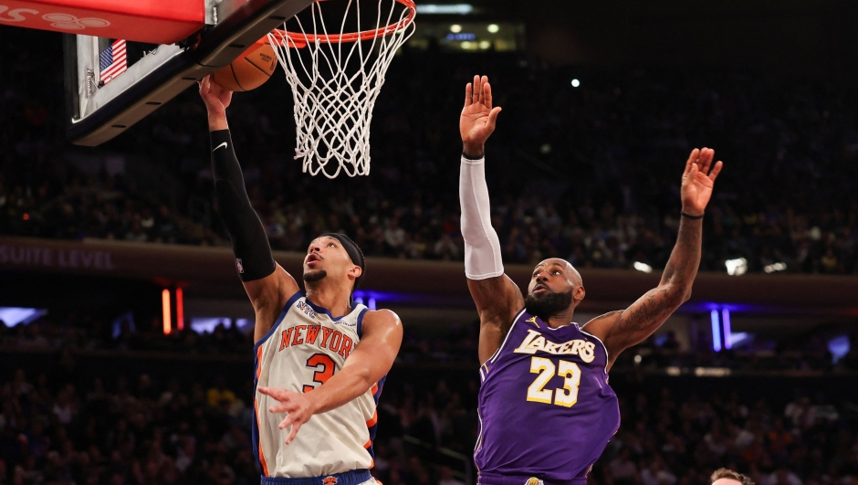  Josh Hart #3 of the New York Knicks shoots a layup past LeBron James #23 of the Los Angeles Lakers during the second quarter at Madison Square Garden on February 01, 2026 in New York City. NOTE TO USER: User expressly acknowledges and agrees that, by downloading and or using this photograph, user is consenting to the terms and conditions of the Getty Images License Agreement.   Ishika Samant/Getty Images/AFP (Photo by Ishika Samant / GETTY IMAGES NORTH AMERICA / Getty Images via AFP)