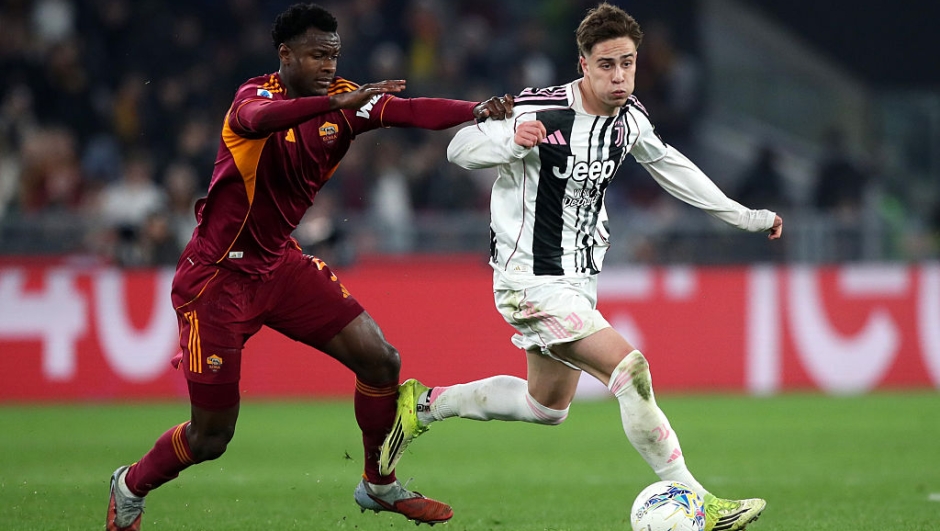  Kenan Yildiz of Juventus and Evan Ndicka of AS Roma battle for possession during the Serie A match between AS Roma and Juventus FC at Stadio Olimpico on March 01, 2026 in Rome, Italy. (Photo by Paolo Bruno/Getty Images)