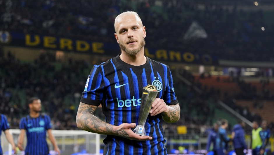 Inter Milanâs Federico Dimarco Panini Player of the match  Serie A Enilive 2025/2026 after the Serie A soccer match between inter and Genoa at the San Siro Stadium in Milan, Italy - February, 18 2026. Sport - Soccer  (Photo by Fabio Ferrari/LaPresse)