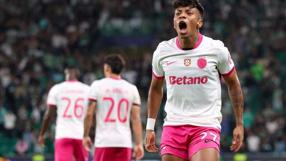 TOPSHOT - Sporting Lisbon's Brazilian forward #27 Alisson Santos celebrates after scoring their second goal during the UEFA Champions League league phase day 3 football match between Sporting CP and Olympique de Marseille at Jose Alvalade stadium in Lisbon on October 22, 2025. (Photo by PATRICIA DE MELO MOREIRA / AFP)