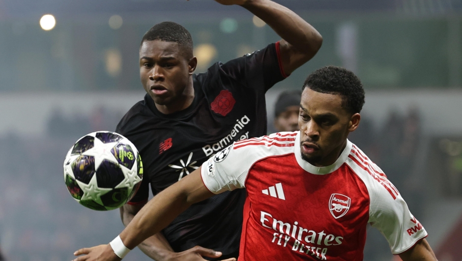 epa12812533 Jurrien Timber of Arsenal (R) in action against Christian Kofane of Bayer Leverkusen (L) during the UEFA Champions League Round of 16 1st leg match Bayer 04 Leverkusen against Arsenal FC, in Leverkusen, Germany, 11 March 2026.  EPA/FRIEDEMANN VOGEL