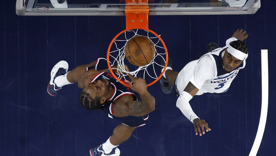  Kawhi Leonard #2 of the LA Clippers dunks over the defense of Jaden McDaniels #3 of the Minnesota Timberwolves during the first half of a game at Intuit Dome on March 11, 2026 in Inglewood, California.   Sean M. Haffey/Getty Images/AFP (Photo by Sean M. Haffey / GETTY IMAGES NORTH AMERICA / Getty Images via AFP)