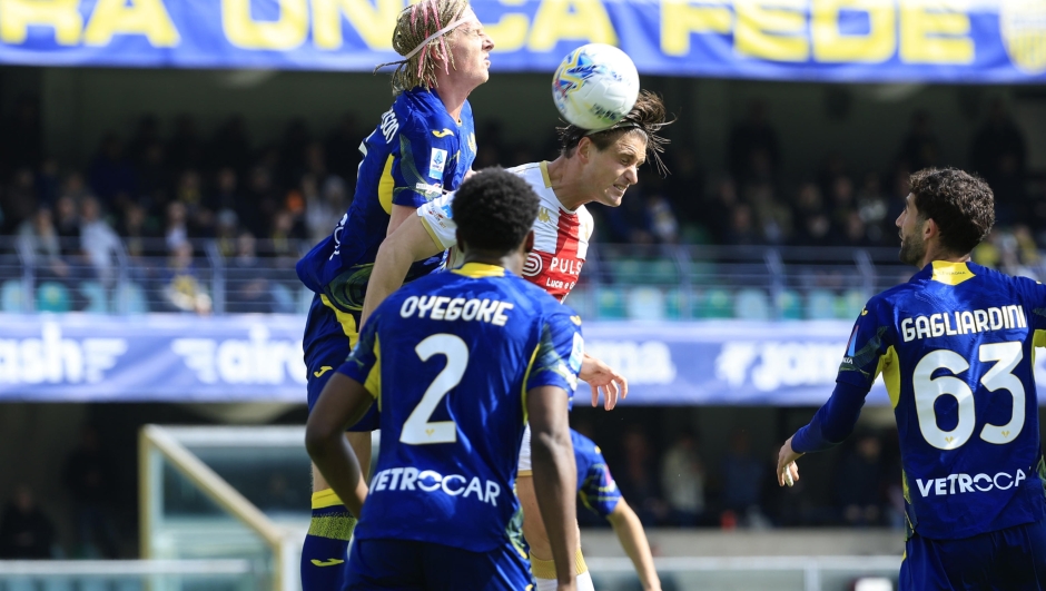 Genoas Lorenzo Colombo and Hellas Verona's Andrias Edmundsson in action during the Italian Serie A soccer match  Hellas Verona FC vs Genoa CFC at Marcantonio Bentegodi Stadium in Verona, Italia, 15 March 2026.  ANSA/EMANUELE PENNACCHIO
