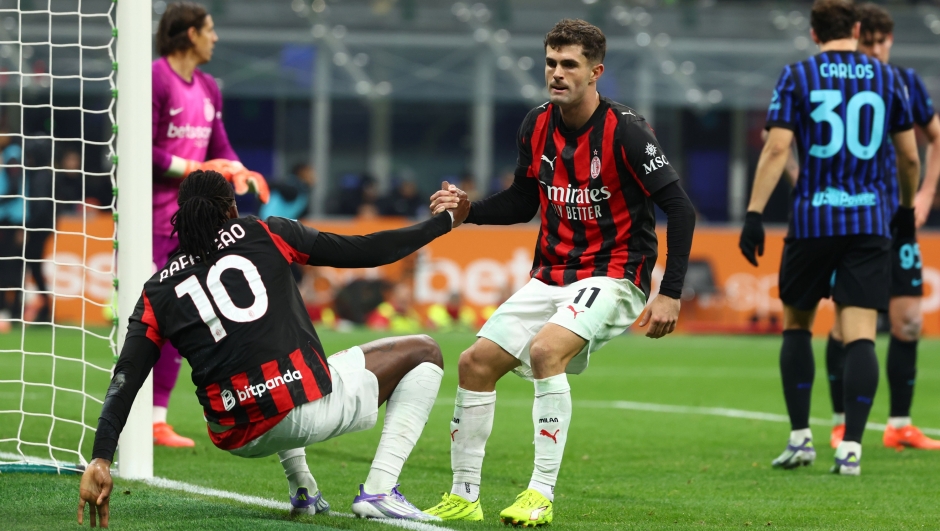  Christian Pulisic of AC Milan helps his teammate Rafael Leao during the Serie A match between FC Internazionale and AC Milan at Giuseppe Meazza Stadium on November 23, 2025 in Milan, Italy. (Photo by Giuseppe Cottini/AC Milan via Getty Images)