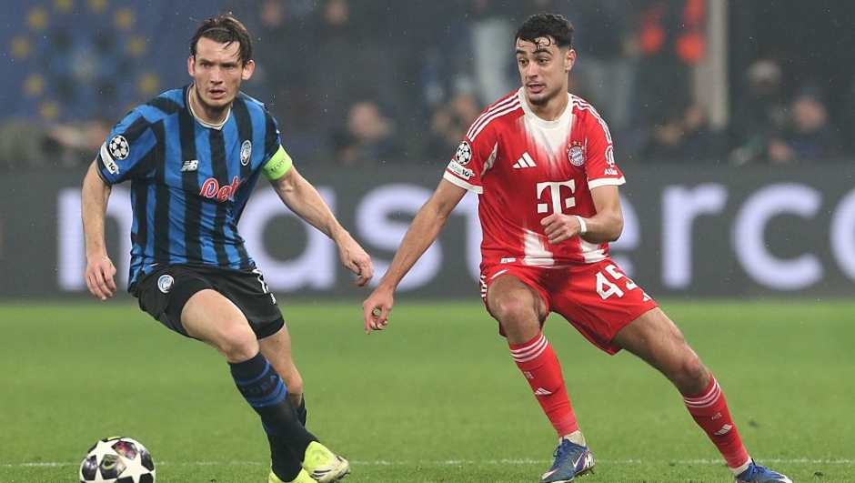  Marten De Roon of Atalanta BC is challenged by Aleksandar Pavlovic during the UEFA Champions League 2025/26 Round of 16 First Leg match between Atalanta BC and FC Bayern München at Stadio di Bergamo on March 10, 2026 in Bergamo, Italy. (Photo by Marco Luzzani/Getty Images)