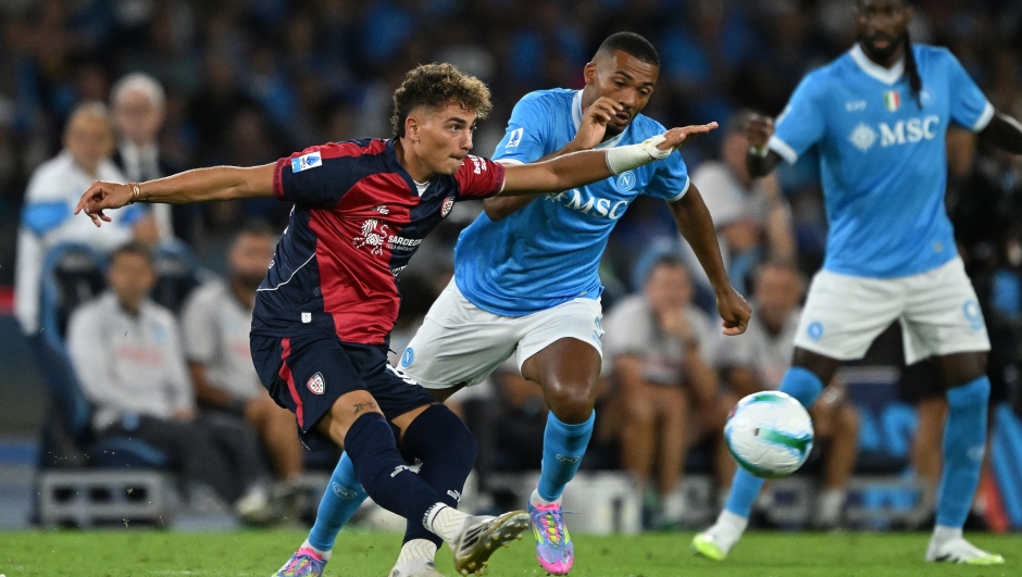  Sebastiano Esposito of Cagliari Calcio battles for possession with Juan Jesus of SSC Napoli during the Serie A match between SSC Napoli and Cagliari Calcio at Stadio Diego Armando Maradona on August 30, 2025 in Naples, Italy. (Photo by Francesco Pecoraro/Getty Images)