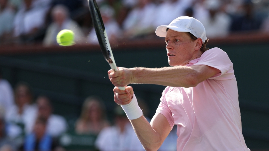  Jannik Sinner of Italy returns against Daniil Medvedev during their Men's Singles Finals match on Day 12 of the BNP Paribas Open at Indian Wells Tennis Garden on March 15, 2026 in Indian Wells, California.   Clive Brunskill/Getty Images/AFP (Photo by CLIVE BRUNSKILL / GETTY IMAGES NORTH AMERICA / Getty Images via AFP)