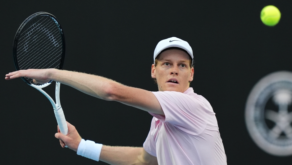 Jannik Sinner prepares to hit a return to Alex Michelsen during the Round of 16 at the Miami Open tennis tournament, Tuesday, March 24, 2026, in Miami Gardens, Fla. (AP Photo/Lynne Sladky)