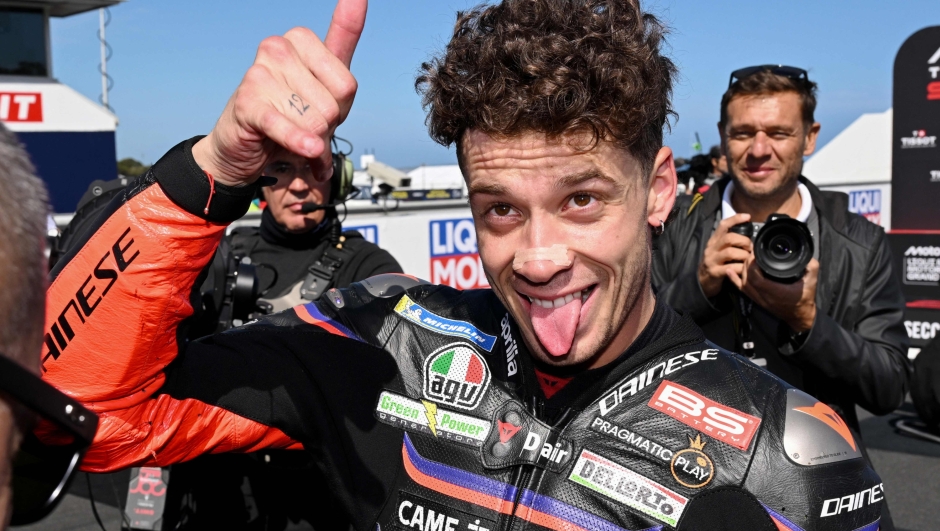 Aprilia Racing team's Italian MotoGP rider Marco Bezzecchi celebrates winning the MotoGP sprint race at the MotoGP Australian Grand Prix on Philip Island on October 18, 2025. (Photo by William WEST / AFP) / -- IMAGE RESTRICTED TO EDITORIAL USE - STRICTLY NO COMMERCIAL USE --