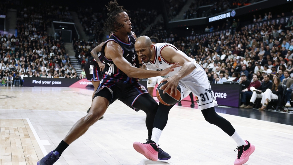 epa12866682 Lamar Stevens (L) of Paris and Shavon Shields (R) of Olimpia Milano in action during the Euroleague Basketball match between Paris Basketball and Olimpia Milano in Paris, France, 02 April 2026.  EPA/YOAN VALAT