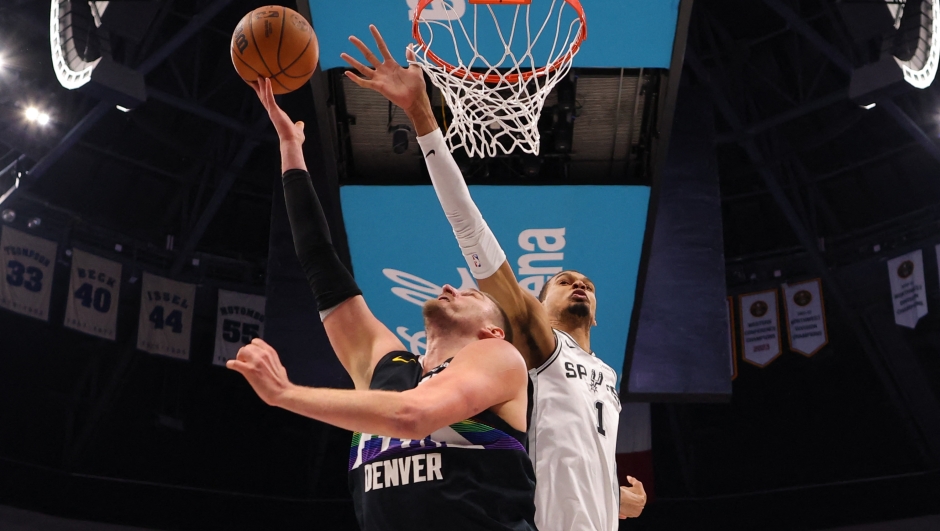  Nikola Jokic #15 of the Denver Nuggets shoots against Victor Wembanyama #1 of the San Antonio Spurs during the second quarter at Ball Arena on April 4, 2026 in Denver, Colorado. NOTE TO USER: User expressly acknowledges and agrees that, by downloading and or using this photograph, User is consenting to the terms and conditions of the Getty Images License Agreement.   Justin Edmonds/Getty Images/AFP (Photo by Justin Edmonds / GETTY IMAGES NORTH AMERICA / Getty Images via AFP)