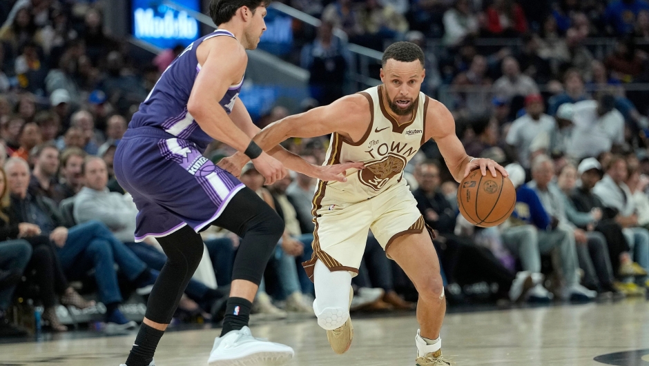  Stephen Curry #30 of the Golden State Warriors drives against Doug McDermott #7 of the Sacramento Kings in the second half at Chase Center on April 07, 2026 in San Francisco, California. NOTE TO USER: User expressly acknowledges and agrees that, by downloading and or using this photograph, User is consenting to the terms and conditions of the Getty Images License Agreement.   Thearon W. Henderson/Getty Images/AFP (Photo by Thearon W. Henderson / GETTY IMAGES NORTH AMERICA / Getty Images via AFP)