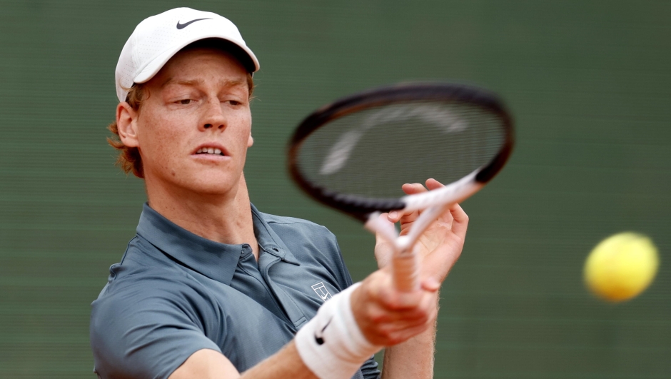 epa12873365 Jannik Sinner of Italy in action during his match against Ugo Humbert of France at the ATP Monte Carlo Masters tennis tournament in Roquebrune Cap Martin, France, 07 April 2026.  EPA/SEBASTIEN NOGIER