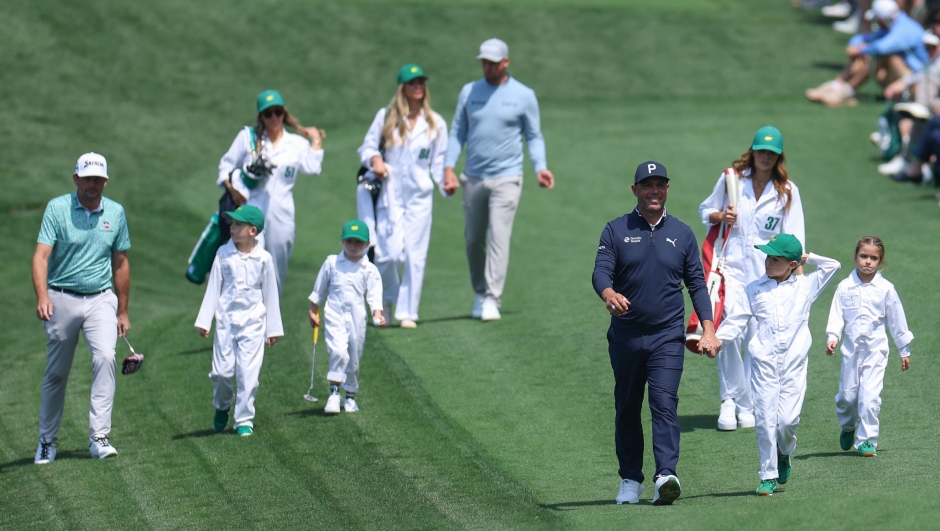  Keegan Bradley of the United States, Wyndham Clark of the United States and Gary Woodland of the United States walk with their families up the fifth hole during the Par Three Contest prior to the 2026 Masters Tournament at Augusta National Golf Club on April 08, 2026 in Augusta, Georgia.   Andrew Redington/Getty Images/AFP (Photo by Andrew Redington / GETTY IMAGES NORTH AMERICA / Getty Images via AFP)