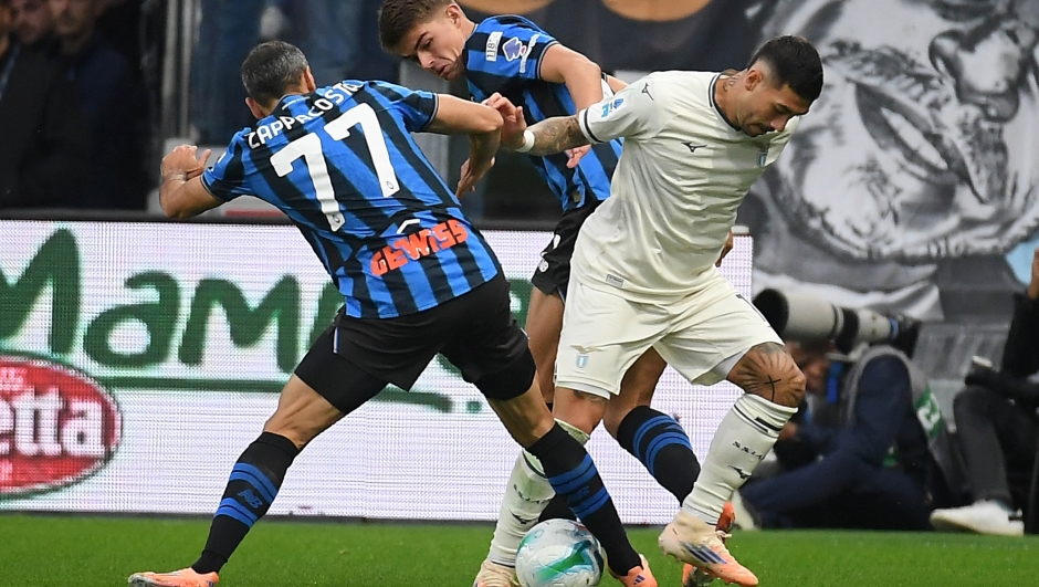  Mattia Zaccagni of SS Lazio compete for the ball with Davide Zappacosta and Charles De Katelare of Atalanta BC during the Serie A match between Atalanta BC and SS Lazio at Gewiss Stadium on October 19, 2025 in Bergamo, Italy. (Photo by Marco Rosi - SS Lazio/Getty Images)
