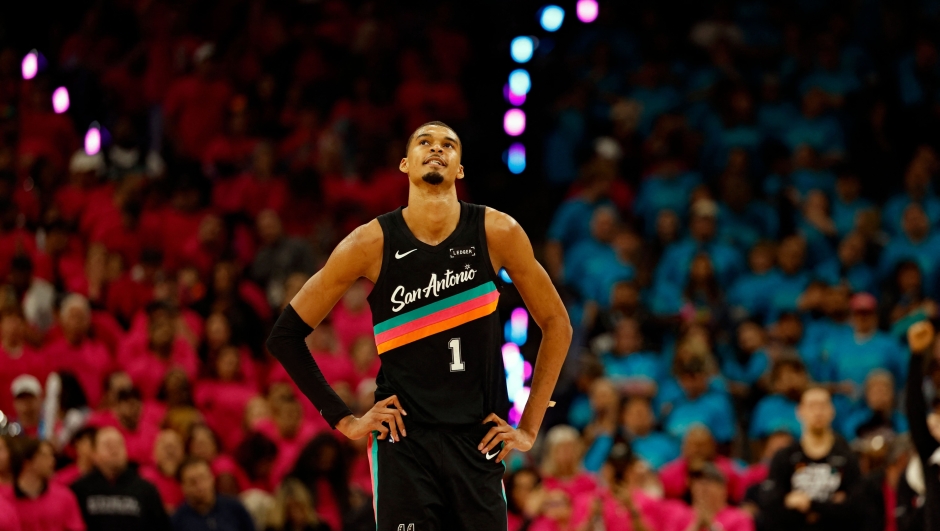  Victor Wembanyama #1 of the San Antonio Spurs looks at the clock during the closing minutes of the second half of Game One of the Western Conference First Round NBA Playoffs against the Portland Trailblazers at Frost Bank Center on April 19, 2026 in San Antonio, Texas. NOTE TO USER: User expressly acknowledges and agrees that, by downloading and or using this photograph, User is consenting to terms and conditions of the Getty Images License Agreement.   Ronald Cortes/Getty Images/AFP (Photo by Ronald Cortes / GETTY IMAGES NORTH AMERICA / Getty Images via AFP)