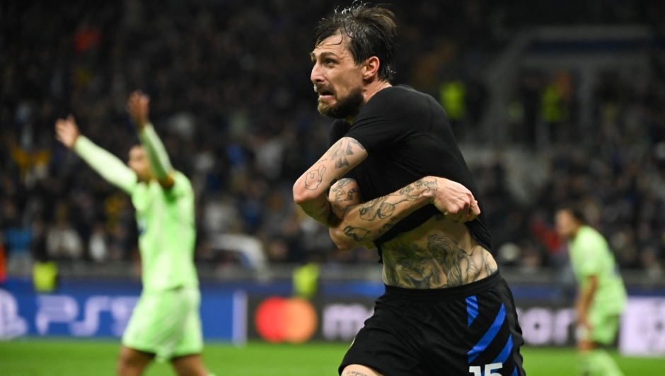 Inter Milan's Italian defender #15 Francesco Acerbi celebrates scoring his team's third goal during the UEFA Champions League semi-final second leg football match between Inter Milan and FC Barcelona at the San Siro stadium in Milan on May 6, 2025. (Photo by PIERO CRUCIATTI / AFP)