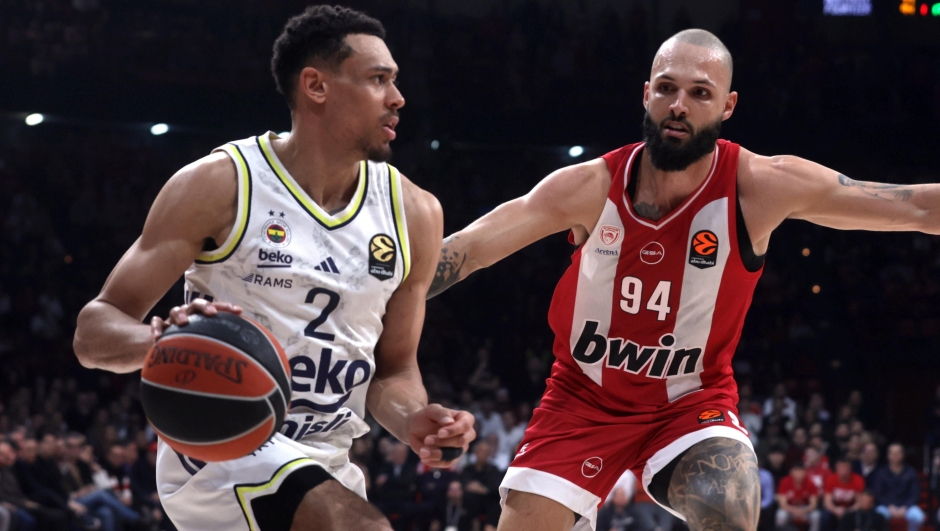 epa12828470 Evan Fournier (R) of Olympiacos and Wade Baldwin (L) of Fenerbahce in action during the EuroLeague Basketball match between Olympiacos Piraeus and Fenerbahce, in Piraeus, Greece, 17 March 2026.  EPA/PETE ANDREOU