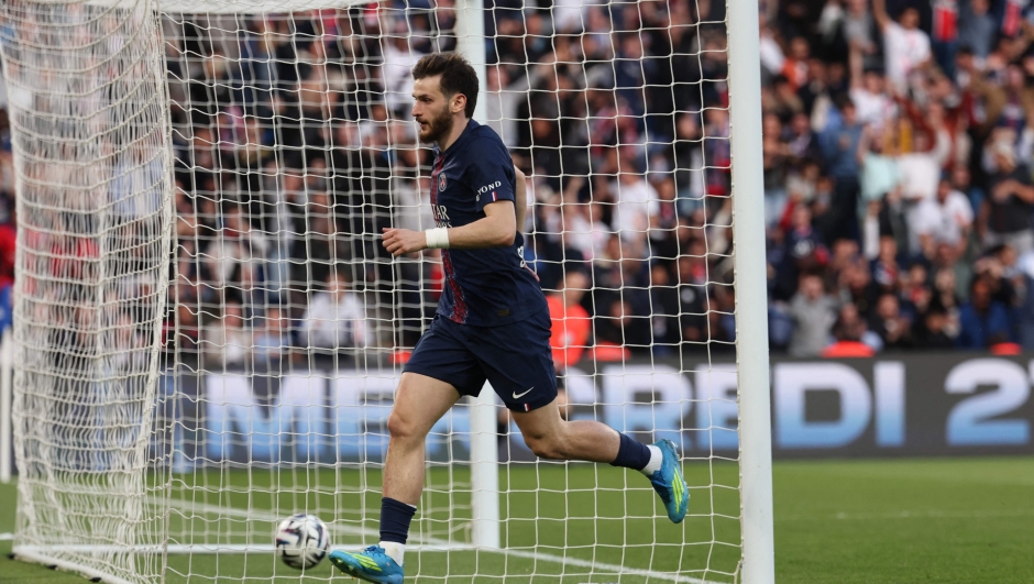 Paris Saint-Germain's Georgian forward #07 Khvicha Kvaratskhelia celebrates scoring his team's third goal during the French L1 football match between Paris Saint-Germain (PSG) and FC Nantes at the Parc des Princes stadium in Paris on April 22, 2026. (Photo by FRANCK FIFE / AFP)
