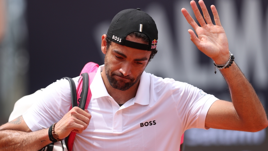  Matteo Berrettini of Italy leaves the court following defeat against Alexei Popyrin of Australia in the Menâ€™s Singles Round of 128 match during day three of the Internazionali BNL D'Italia at Foro Italico on May 07, 2026 in Rome, Italy. (Photo by Julian Finney/Getty Images)