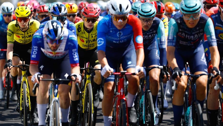 Team Visma Lease a Bike Danish rider Jonas Vingegaard rides the the pack during the 6th stage of the Giro d'Italia 2026 - Tour of Italy cycling race between Paestum and Naples, southern Italy on May 14, 2026. (Photo by Luca Bettini / AFP)