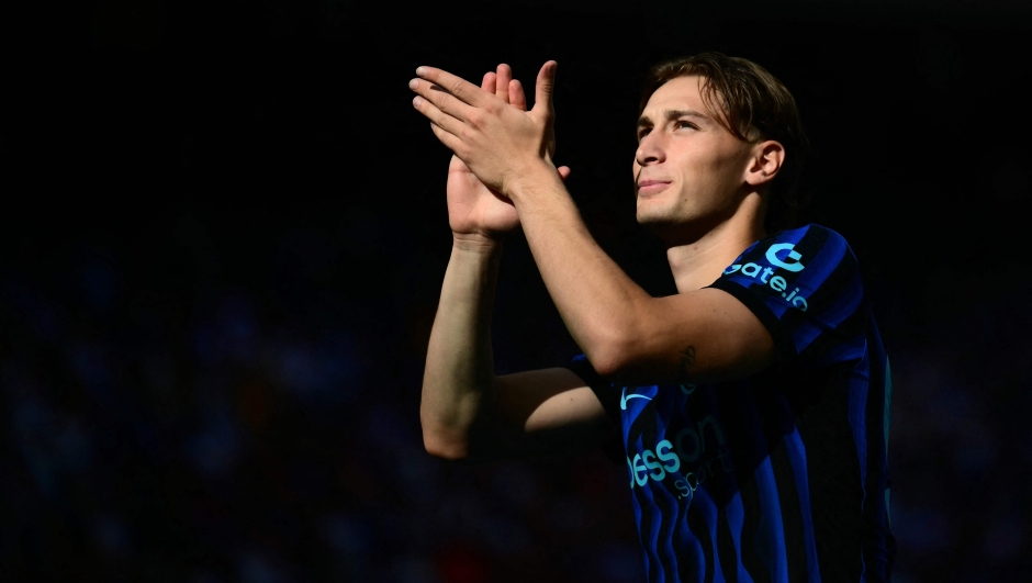Inter Milan's Italian forward #94 Pio Esposito applauds supporters as Inter Milan's players perpare to celebrate their 21st scudetto (Italian Championship victory) at San Siro stadium after the Italian Serie A football match between Inter Milan and Hellas Verona in Milan, on May 17, 2026. (Photo by Marco BERTORELLO / AFP)