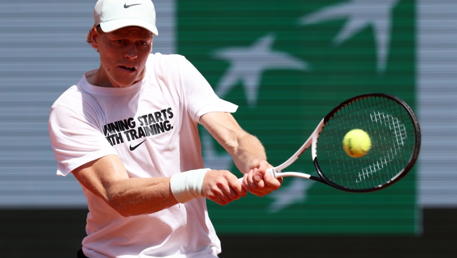  Jannik Sinner of Italy plays a backhand during a practice match prior to the 2026 French Open at Roland Garros on May 23, 2026 in Paris, France. (Photo by Clive Brunskill/Getty Images)