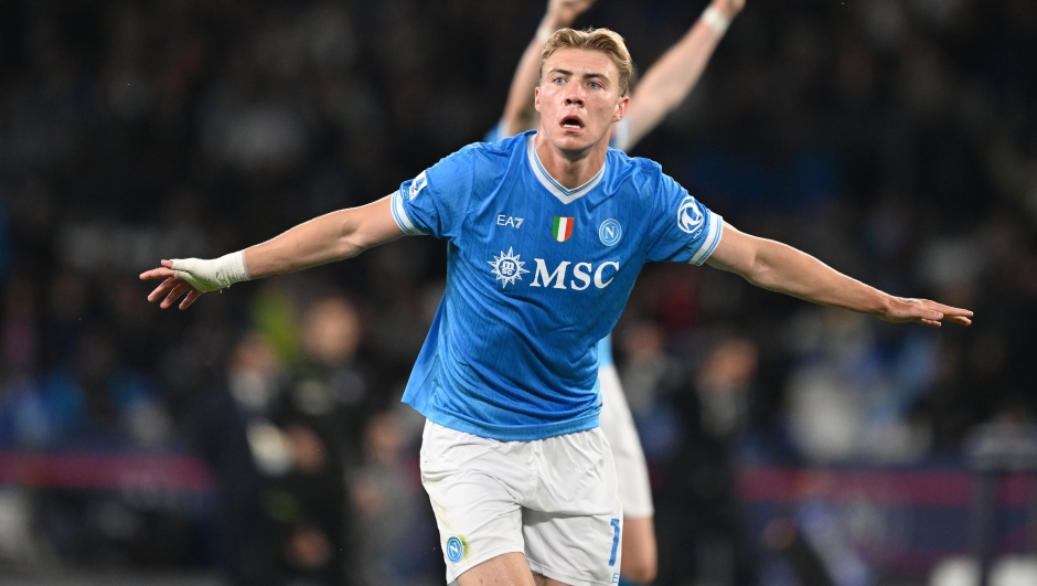  Rasmus Hojlund of SSC Napoli celebrates after scoring his side second goal during the Serie A match between SSC Napoli and US Cremonese at Stadio Diego Armando Maradona on April 24, 2026 in Naples, Italy. (Photo by Francesco Pecoraro/Getty Images)