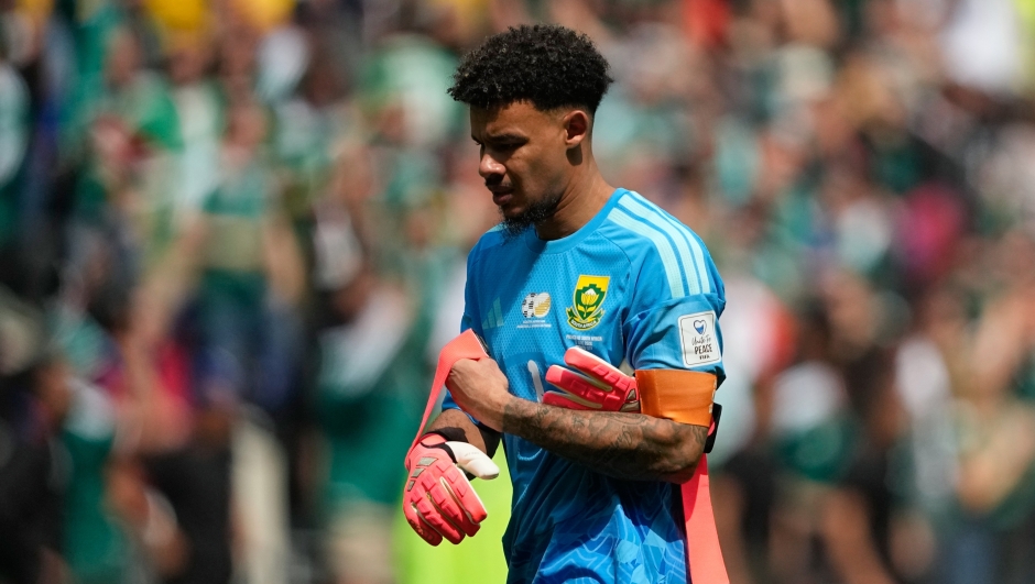South Africa goalkeeper Ronwen Williams takes off his gloves at the the end of the World Cup Group A soccer match between Mexico and South Africa in Mexico City, Thursday, June 11, 2026. (AP Photo/Natacha Pisarenko)    Associated Press / LaPresse Only italy and spain