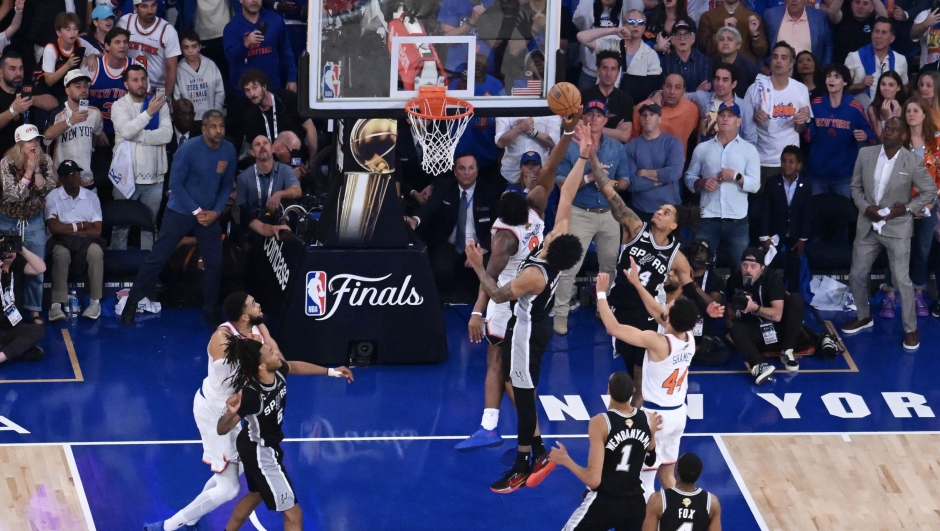 FOTO IPP/PRESSE SPORTS/REAU ALEXIS
NEW YORK CITY - STATI UNITI - 11/06/2026
BASKET NBA 2025/2026 PALLACANESTRO FINALE GARA 4
NEW YORK KNICKS-SAN ANTONIO SPURS 107-106
NELLA FOTO   il canestro con un tap-in di Ogugua Anunoby che ha dato la vittoria a New York 
 - WARNING AVAILABLE ONLY FOR ITALIAN MARKET - Italy Photo Press -
