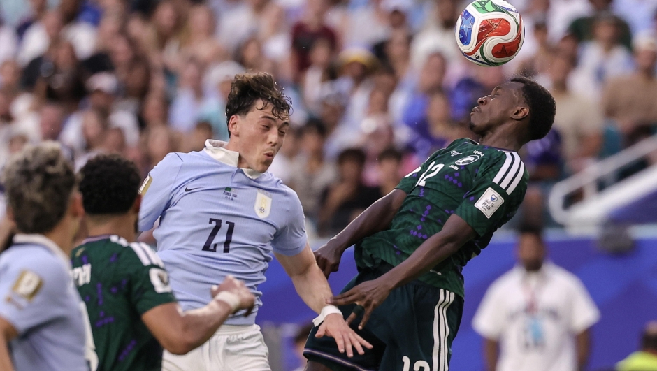 epa13040167 Uruguay forward Federico Vinas (L) in action against Saudi Arabia defender Saud Abdulhamid during the FIFA World Cup 2026 group stage match Saudi Arabia against Uruguay, in Miami, Florida, USA, 15 June 2026.  EPA/CRISTOBAL HERRERA-ULASHKEVICH