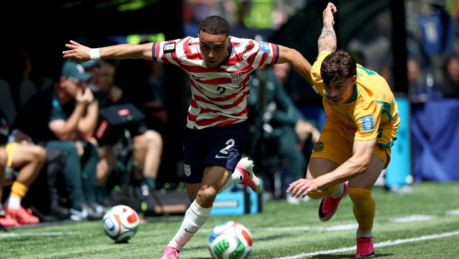  Sergino Dest #2 of the United States controls the ball against Jordan Bos #5 of Australia during the FIFA World Cup 2026 Group D match between USA and Australia at Seattle Stadium on June 19, 2026 in Seattle, Washington.   Emilee Chinn/Getty Images/AFP (Photo by Emilee Chinn / GETTY IMAGES NORTH AMERICA / Getty Images via AFP)